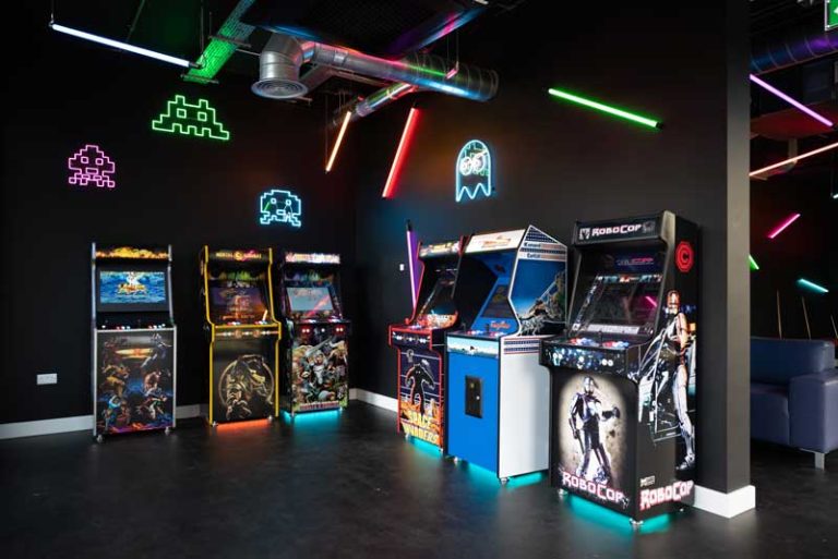 Decoración temática con máquinas arcade en evento de empresa
