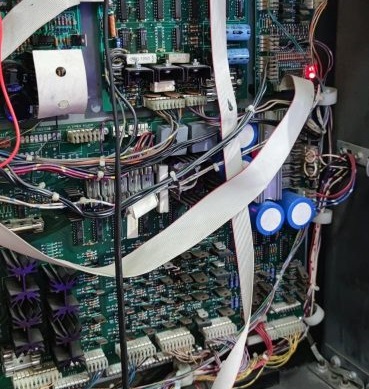 Técnico revisando máquina arcade