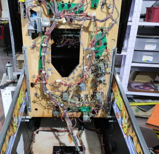 Detalle de componentes internos de arcade durante mantenimiento